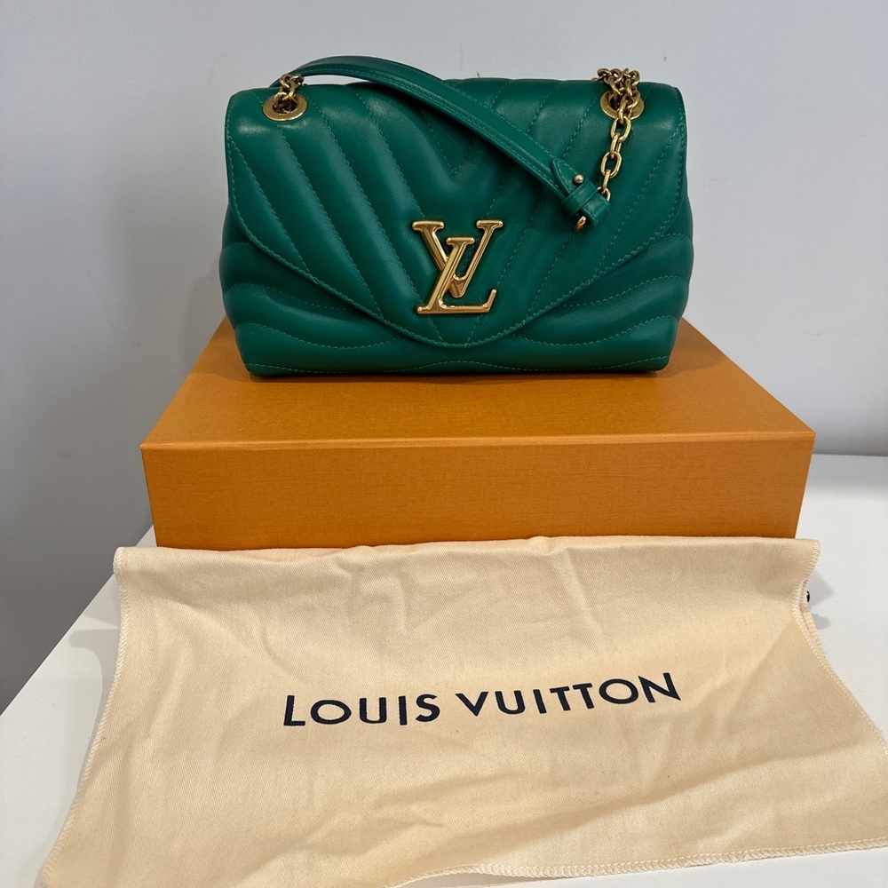 Louis Vuitton New Wave Chain Bag MM in Emerald colour